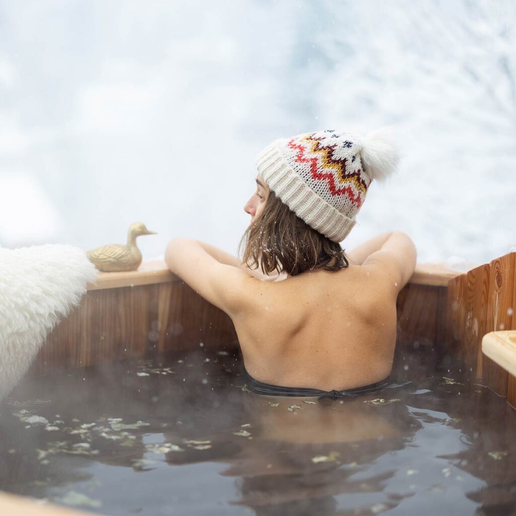 bain-chaud-dans-les-montagnes-enneigees
